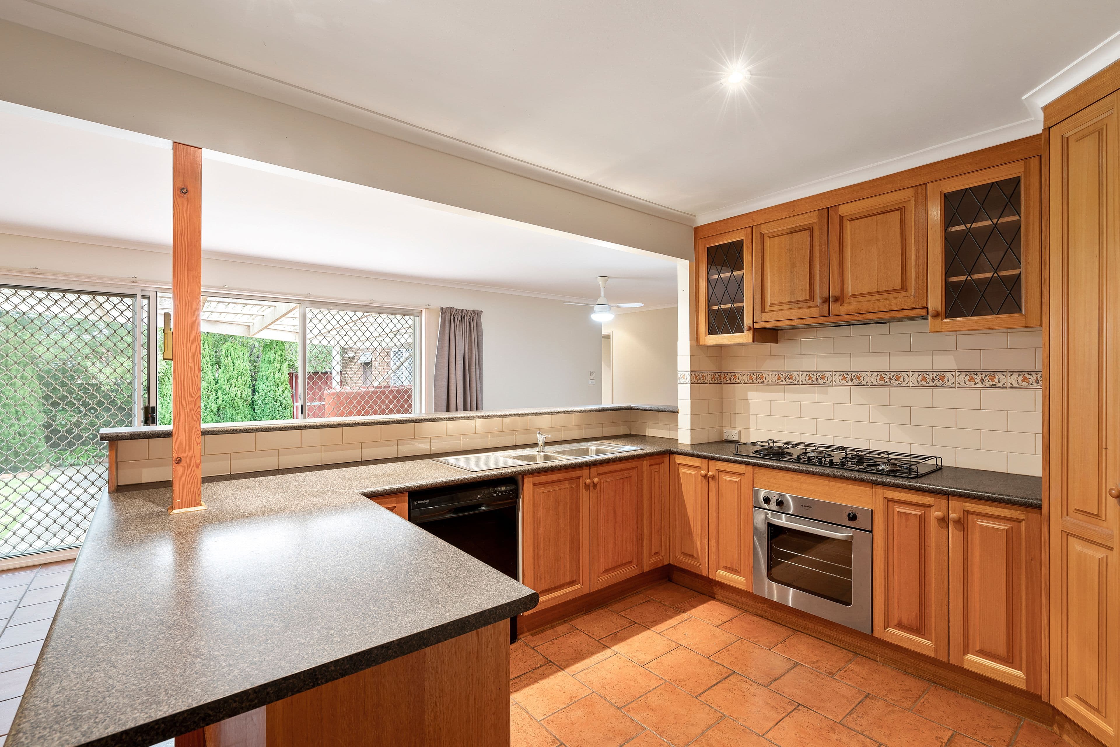 27 Ruthven Street, Sunbury VIC 3429, Sunbury - Thumbnail 3