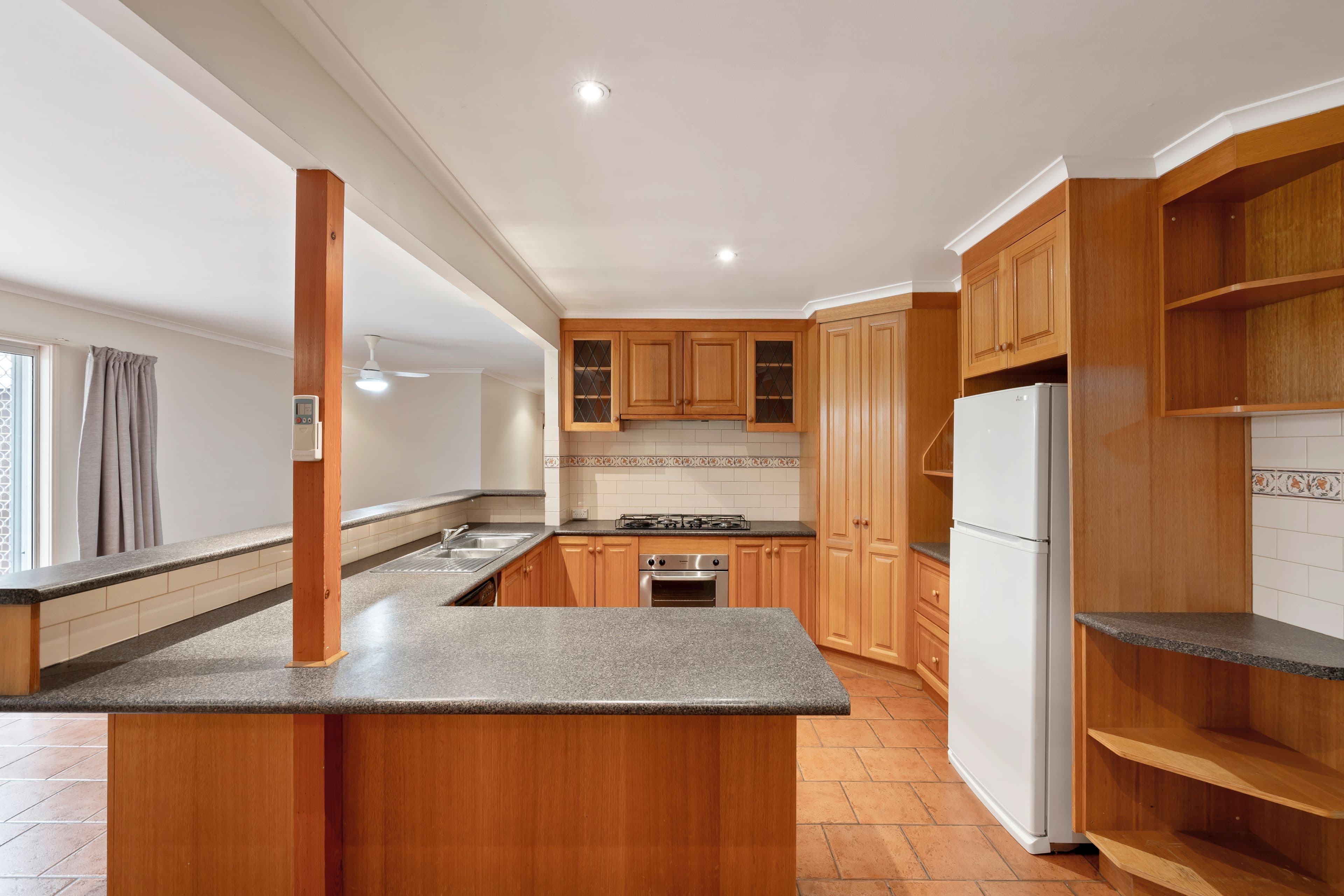 27 Ruthven Street, Sunbury VIC 3429, Sunbury - Thumbnail 4