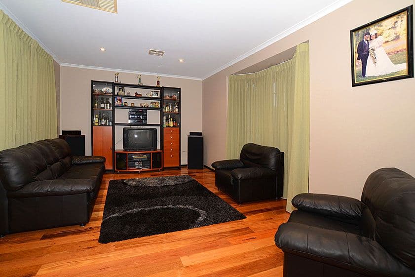 18 Amesbury Avenue, CRAIGIEBURN VIC 3064, Craigieburn - Thumbnail 7
