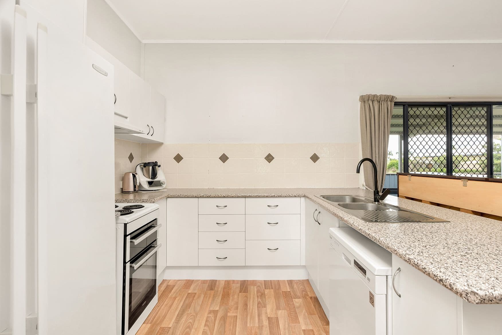 12B Crendon Street, Emerald QLD 4720, Emerald - Thumbnail 8