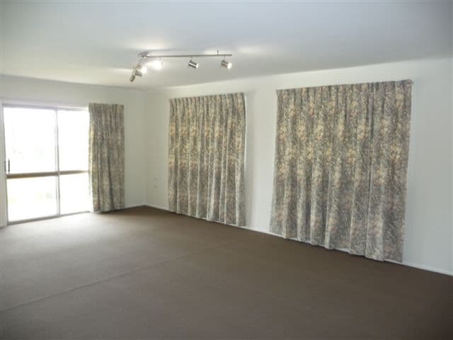 85  Knockator Crescent, CENTENARY HEIGHTS QLD 4350, Centenary Heights - Thumbnail 2