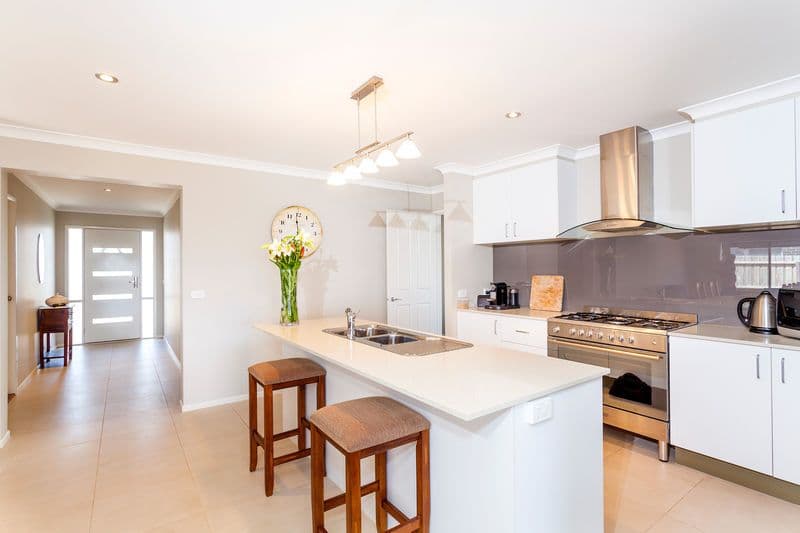 18 Grenache Drive, WAURN PONDS VIC 3216, Waurn Ponds - Thumbnail 2