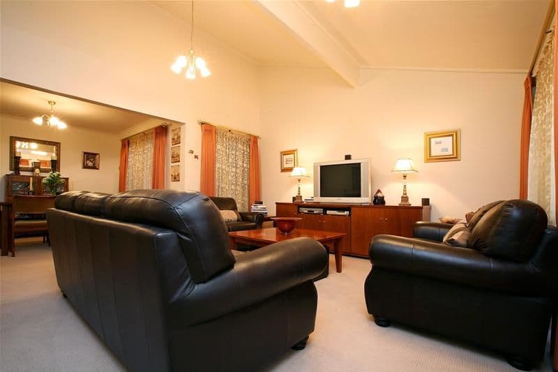 18 Stonnington Drive, WATSONIA NORTH VIC 3087, Watsonia North - Thumbnail 2