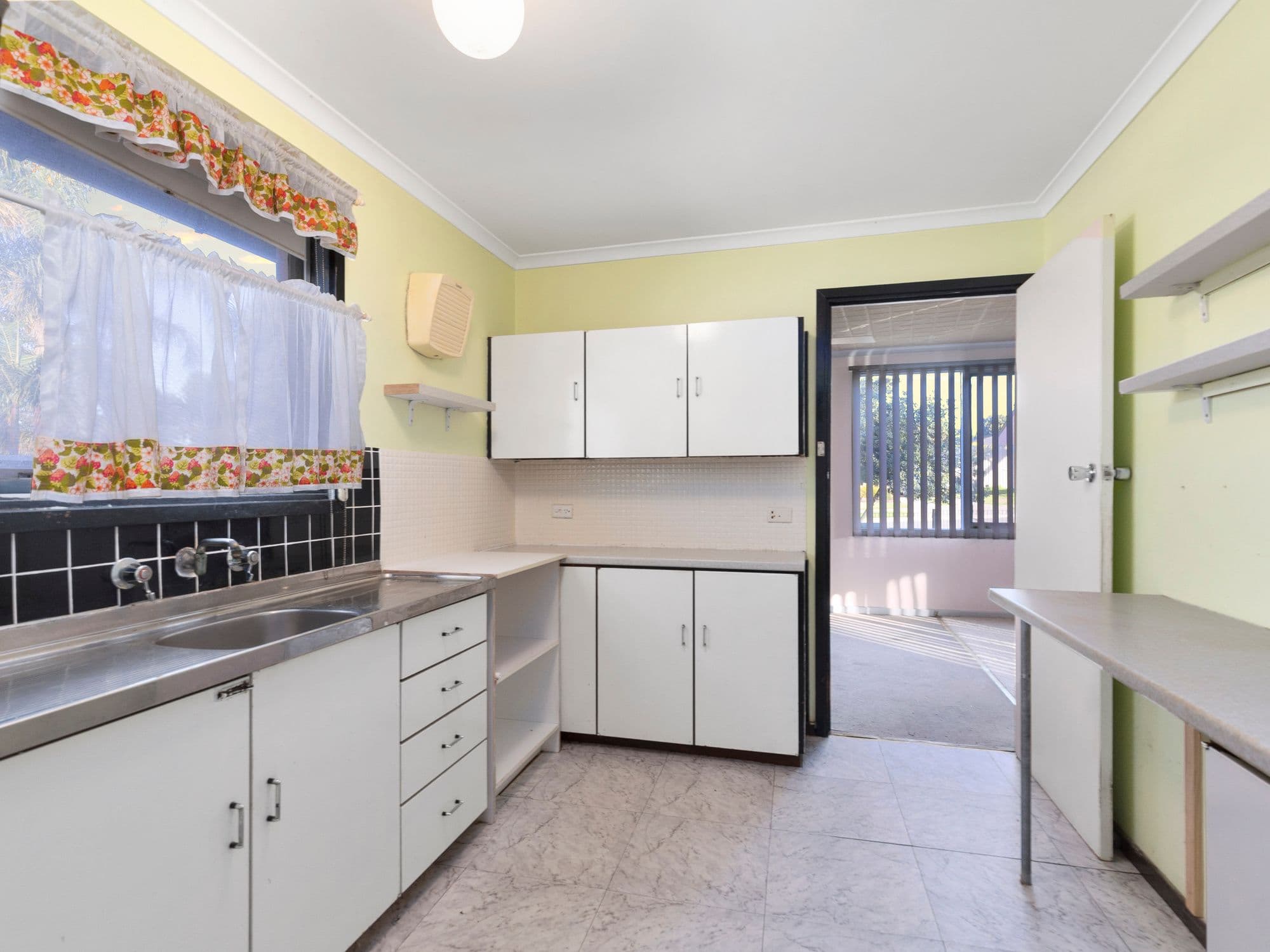 11 Diana Crescent, Morphett Vale SA 5162, Morphett Vale - Thumbnail 3
