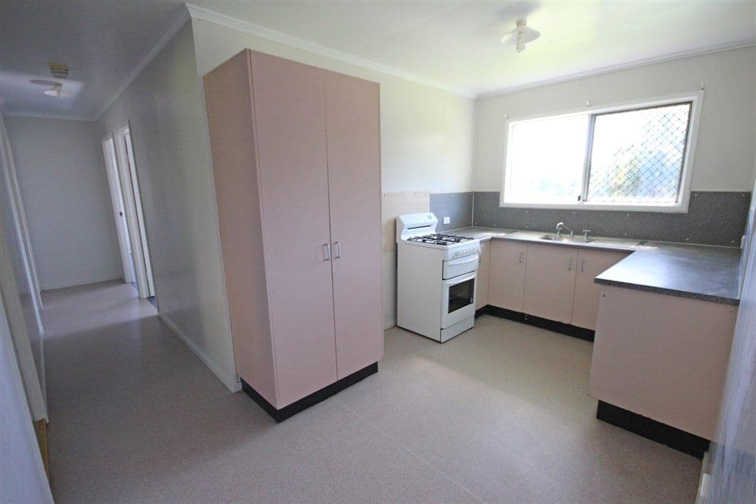 10 Maudsley Road, SARINA QLD 4737, Sarina - Thumbnail 3