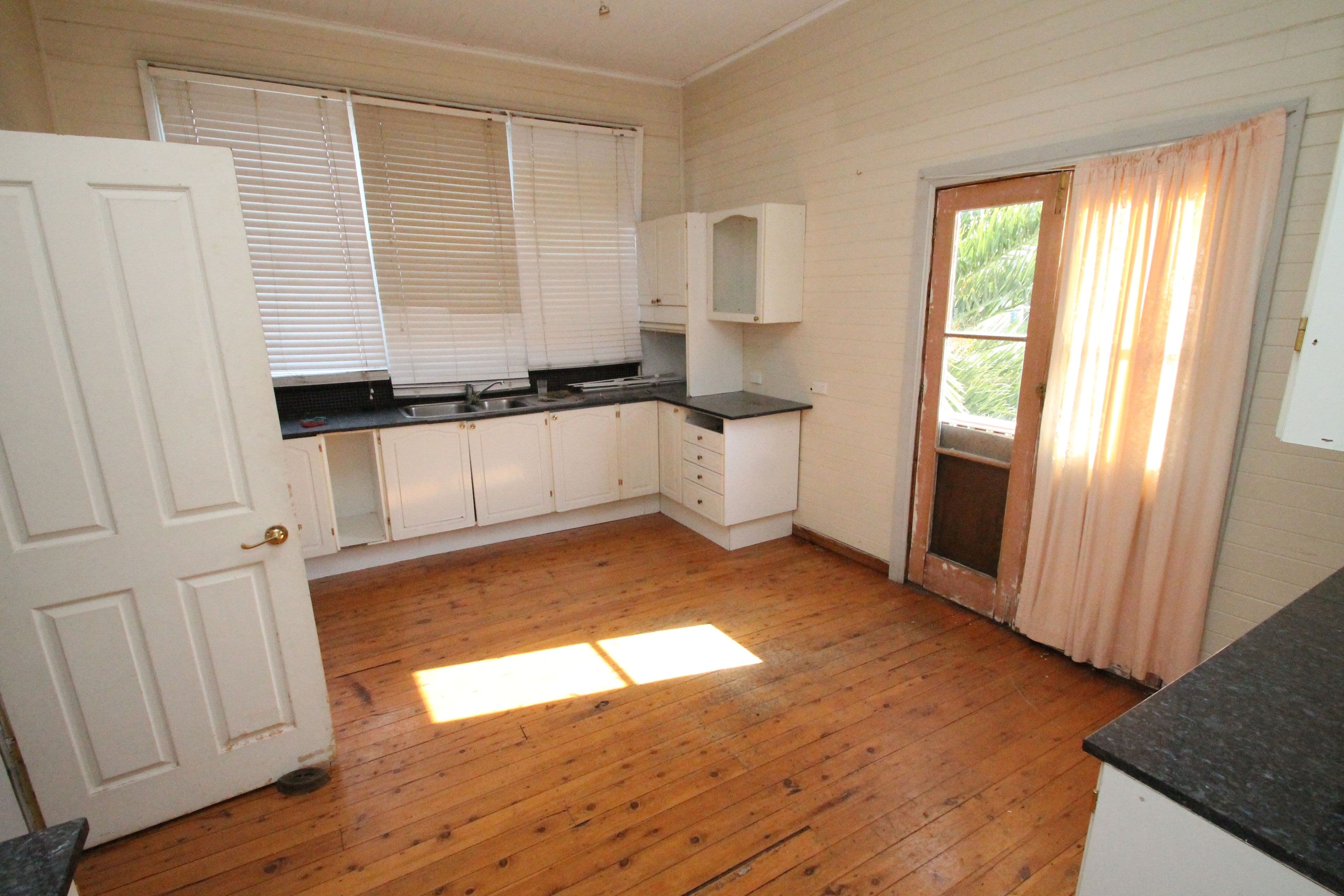13 Learmonth Street, Willow Tree - Thumbnail 5