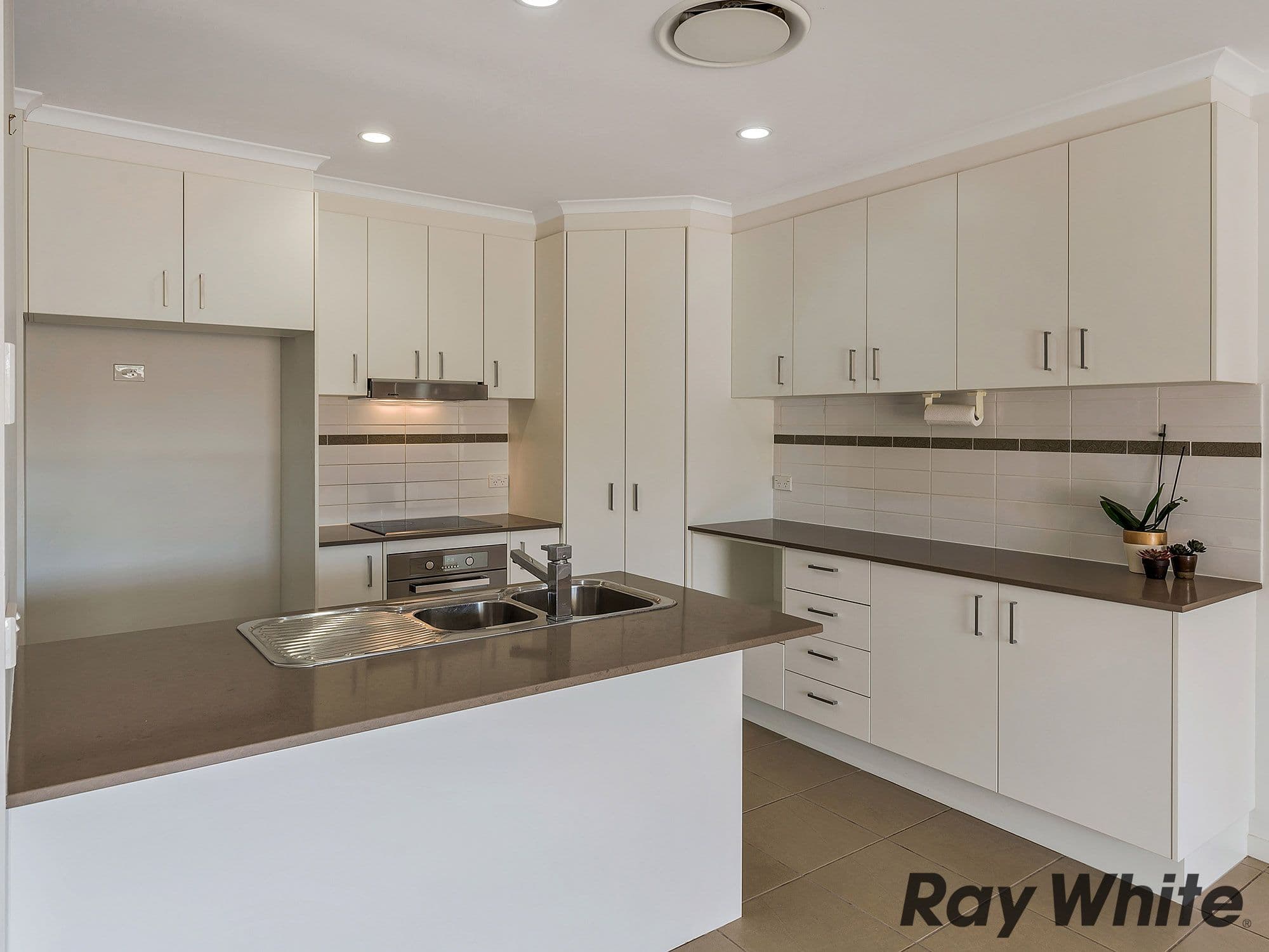 18 Hillside Circuit, Chermside West QLD 4032, Chermside West - Thumbnail 5