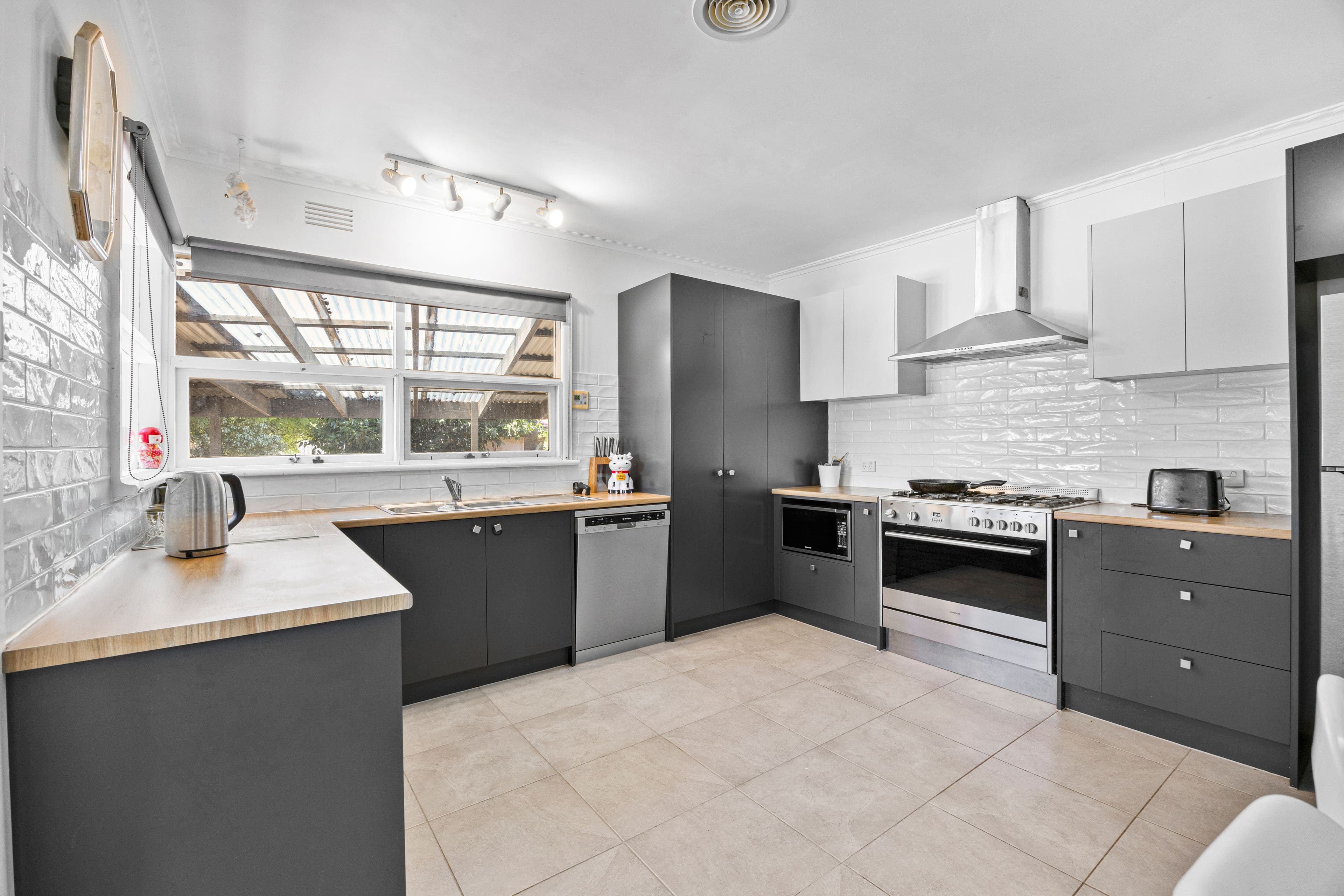 1 Leonard Street, Wendouree VIC 3355, Wendouree - Thumbnail 2