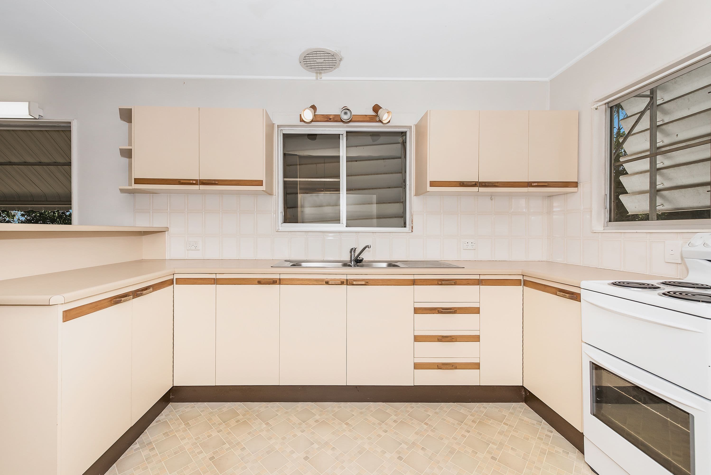 36 Sussex Street, Hyde Park QLD 4812, Hyde Park - Thumbnail 2