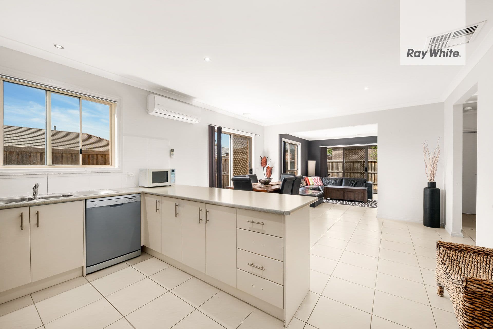 11 Yantara Walk, South Morang VIC 3752, South Morang - Thumbnail 2