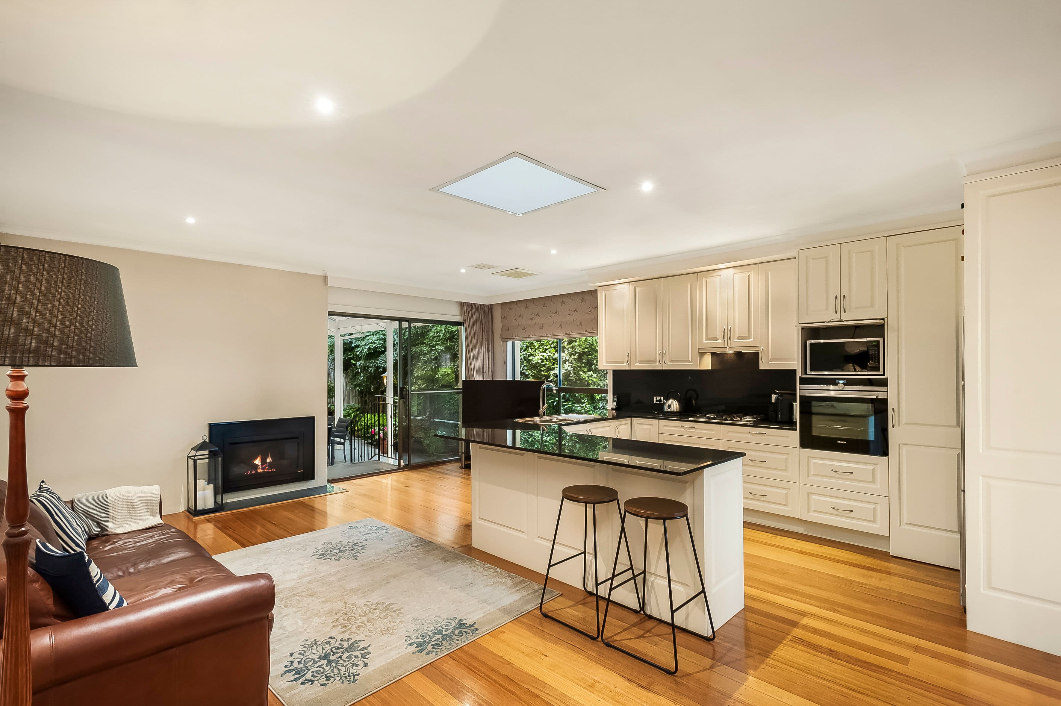 11 Glenview Court, Glen Waverley VIC 3150, Glen Waverley - Thumbnail 2
