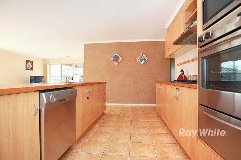 32 Stephellen Way, CRANBOURNE VIC 3977, Cranbourne West - Thumbnail 2