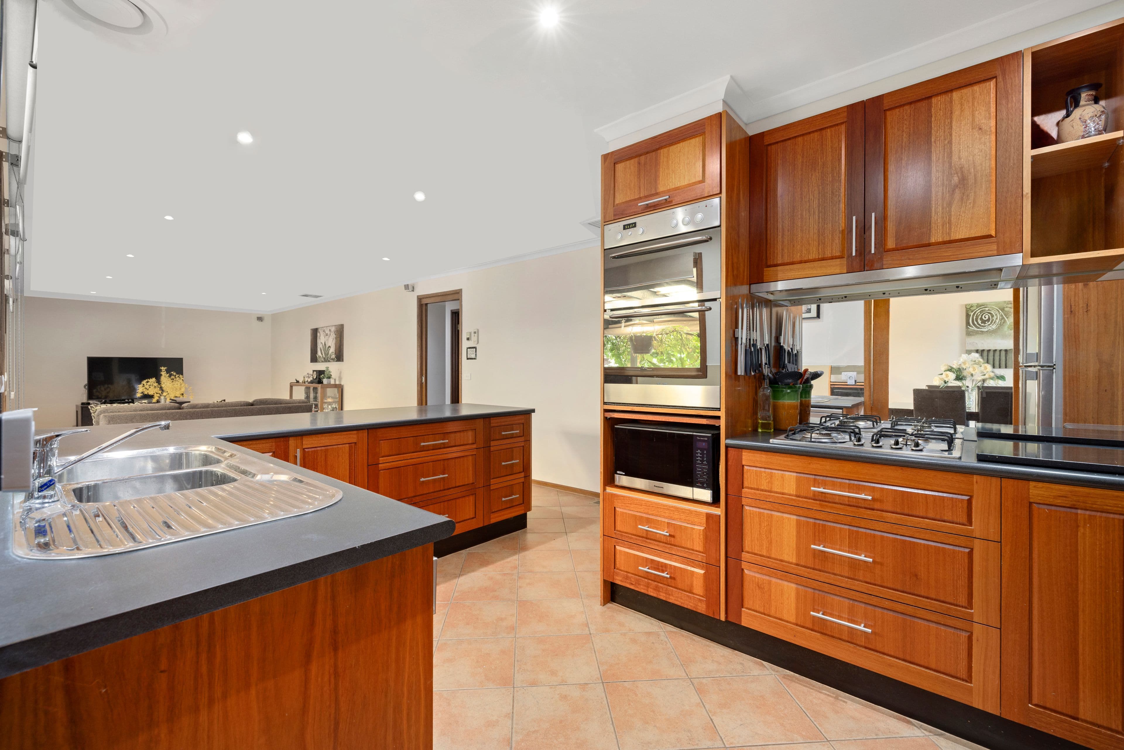 99 Mowbray Drive, Wantirna South VIC 3152, Wantirna South - Thumbnail 4