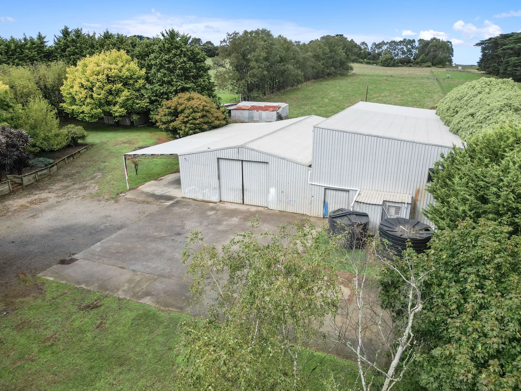 2.5 Acres, Large Sheds, B/V home, Warragul - Thumbnail 4