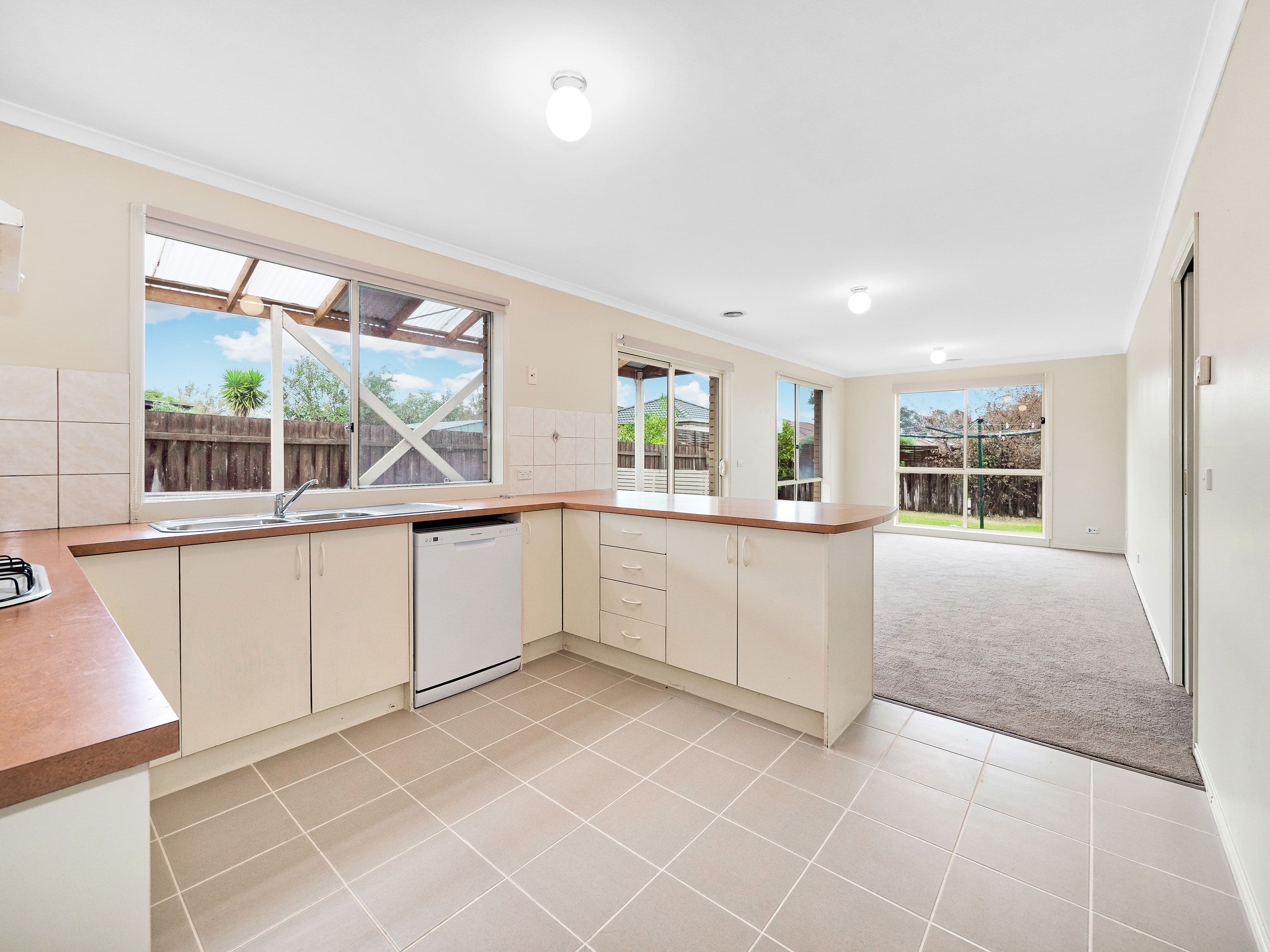 63 Scarborough Avenue, Cranbourne West VIC 3977, Cranbourne West - Thumbnail 4