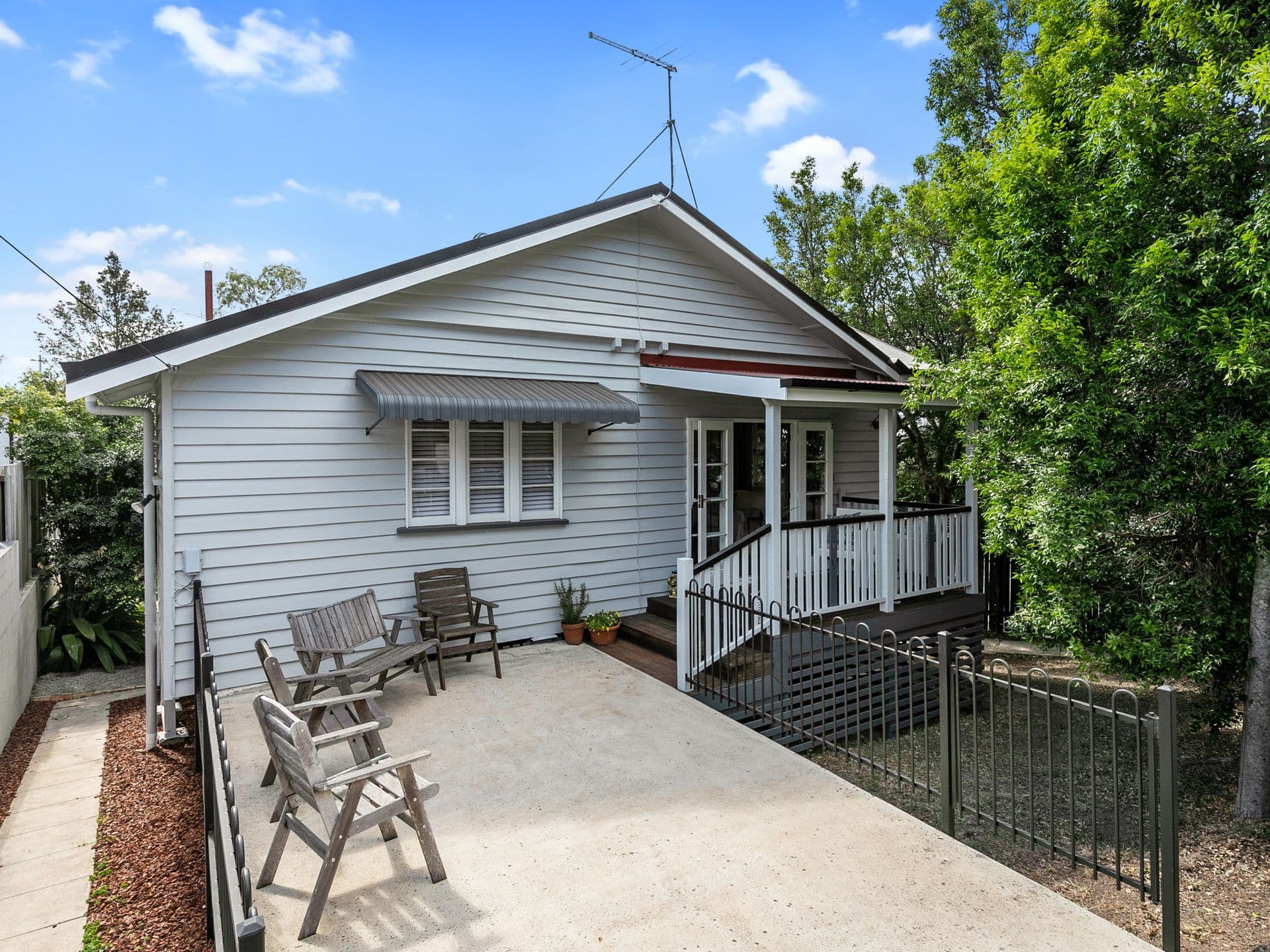 26 Curlewis Street, Holland Park West QLD 4121, Holland Park West - Thumbnail 2