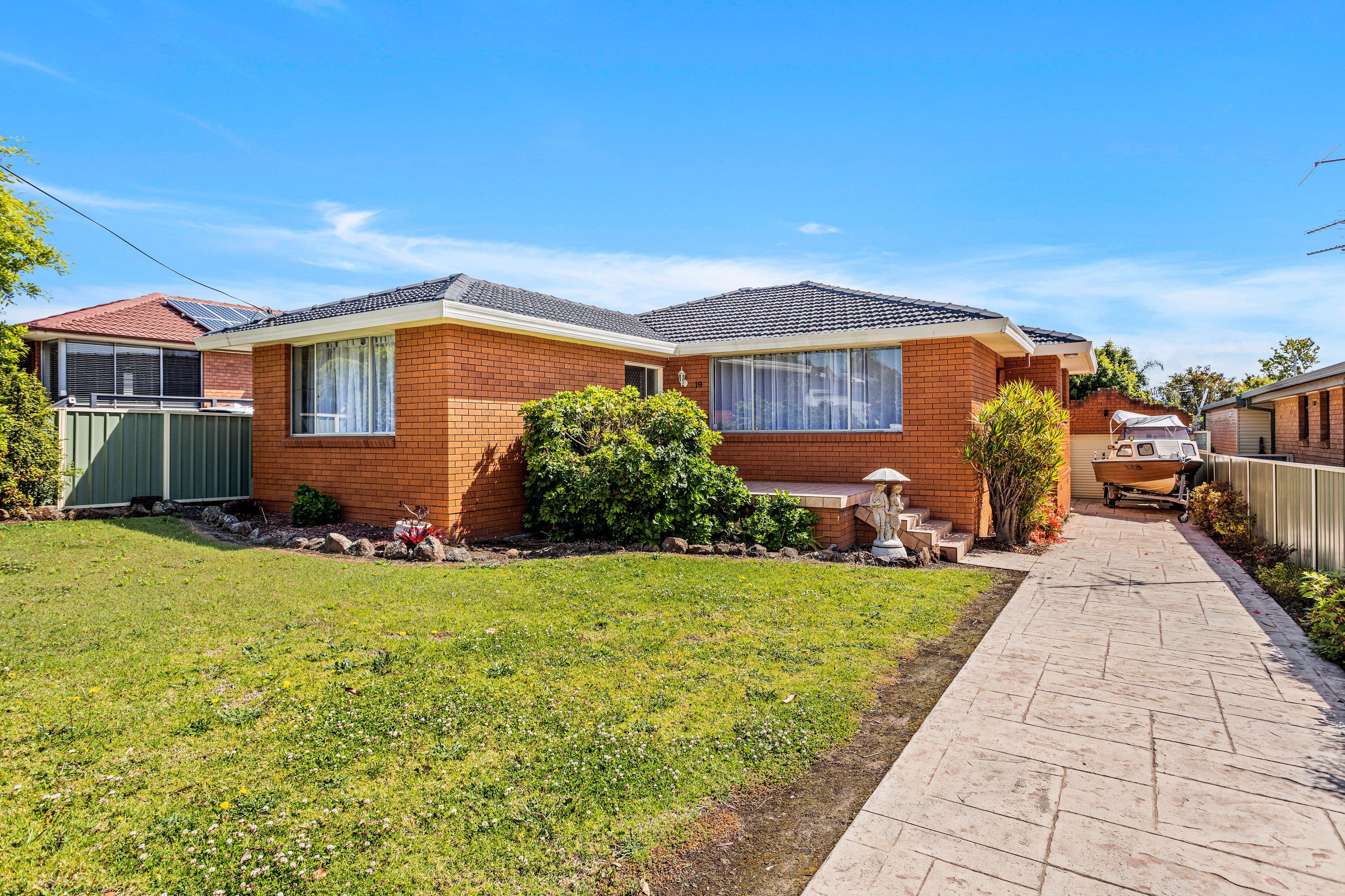 19 Gordon Avenue, Oak Flats NSW 2529, Oak Flats - Image 1
