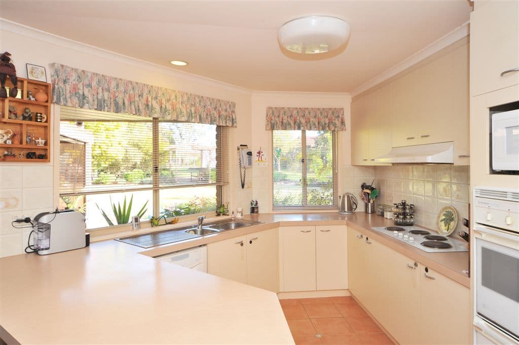 25 Emmaline Drive, MAIDEN GULLY VIC 3551, Maiden Gully - Thumbnail 2