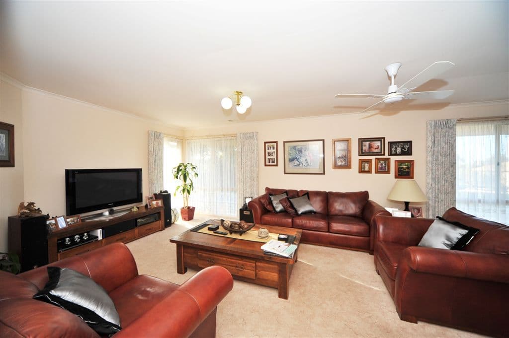 25 Emmaline Drive, MAIDEN GULLY VIC 3551, Maiden Gully - Thumbnail 3