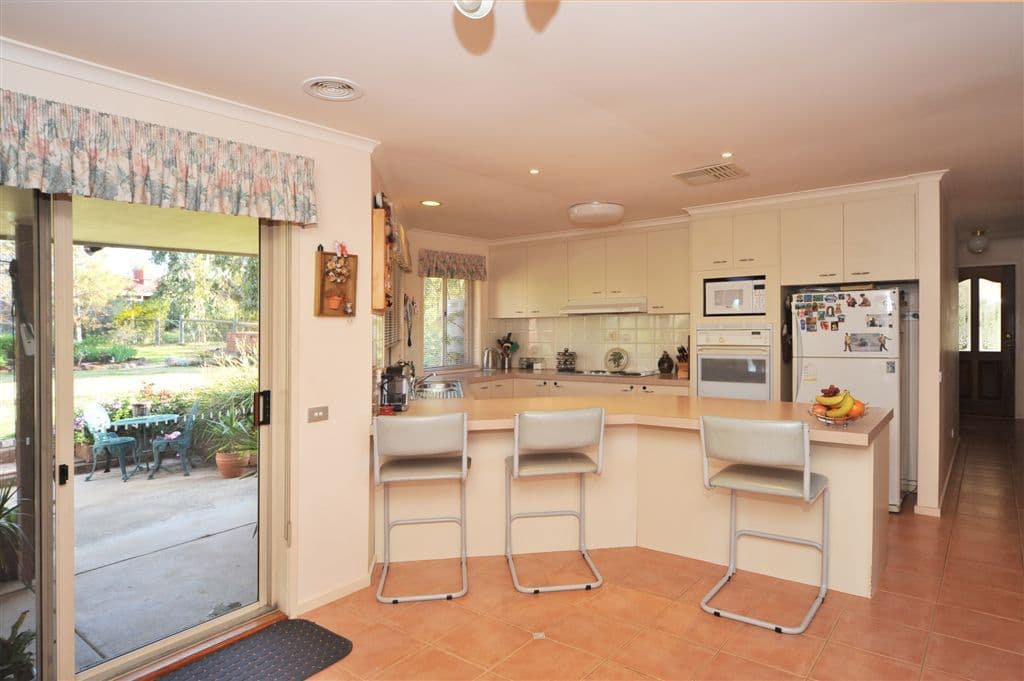 25 Emmaline Drive, MAIDEN GULLY VIC 3551, Maiden Gully - Thumbnail 5