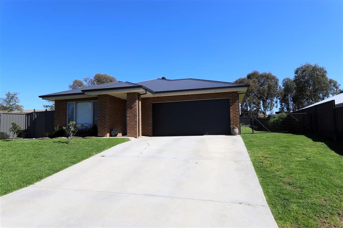 37 Bundara Crescent, Tumut NSW 2720, Tumut - Thumbnail 2