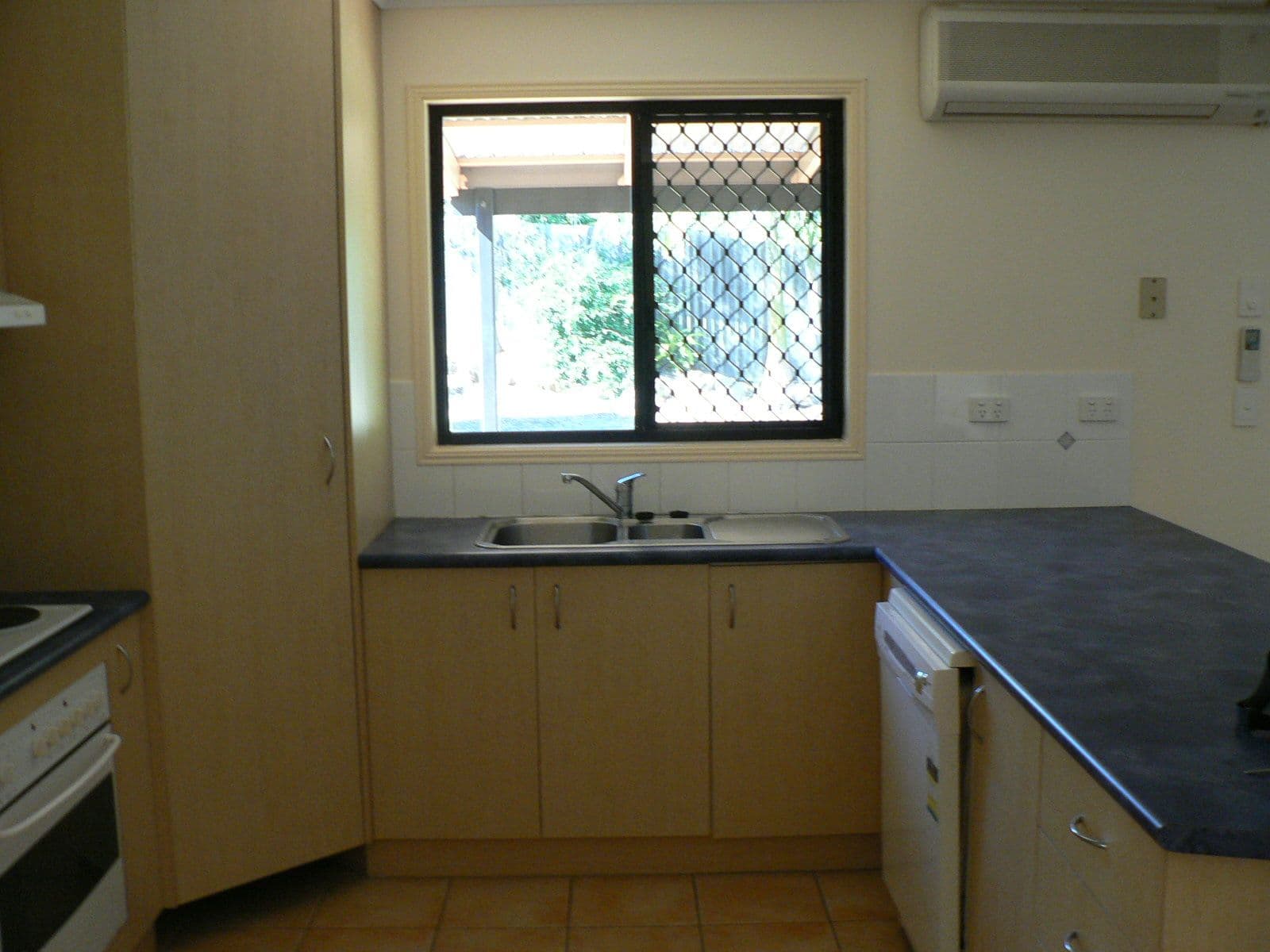 4 Cambridge Close, Tannum Sands QLD 4680, Tannum Sands - Thumbnail 3