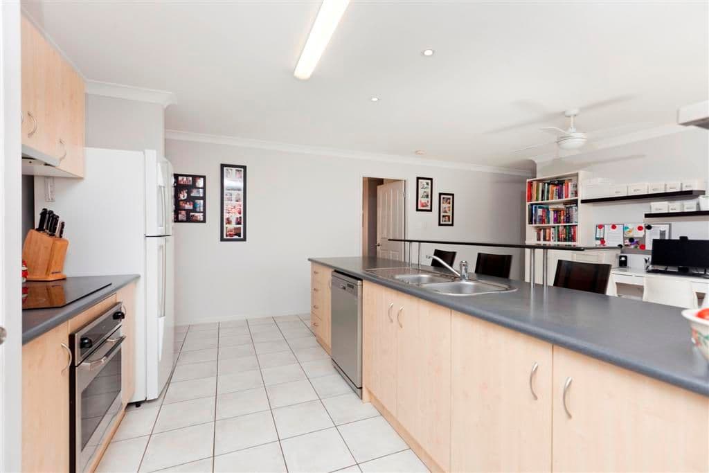 7 Manor Crescent, WAKERLEY QLD 4154, Wakerley - Thumbnail 5