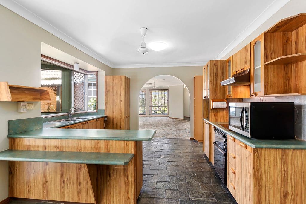 12 Haslewood Place, Hinchinbrook - Thumbnail 2