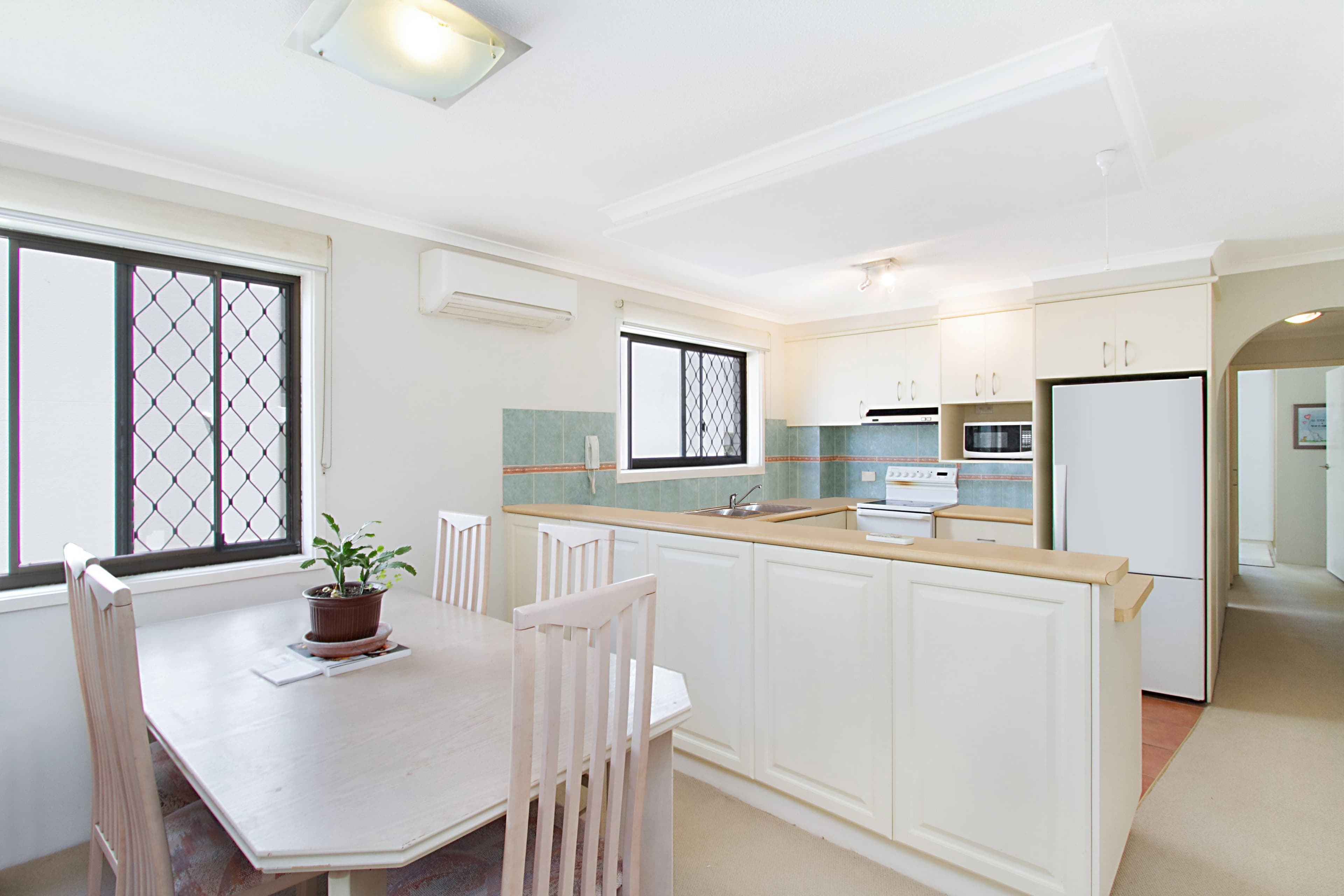 1 'Parkdale Apartments' 12 Chelsea Avenue, BROADBEACH QLD 4218, Broadbeach - Thumbnail 7