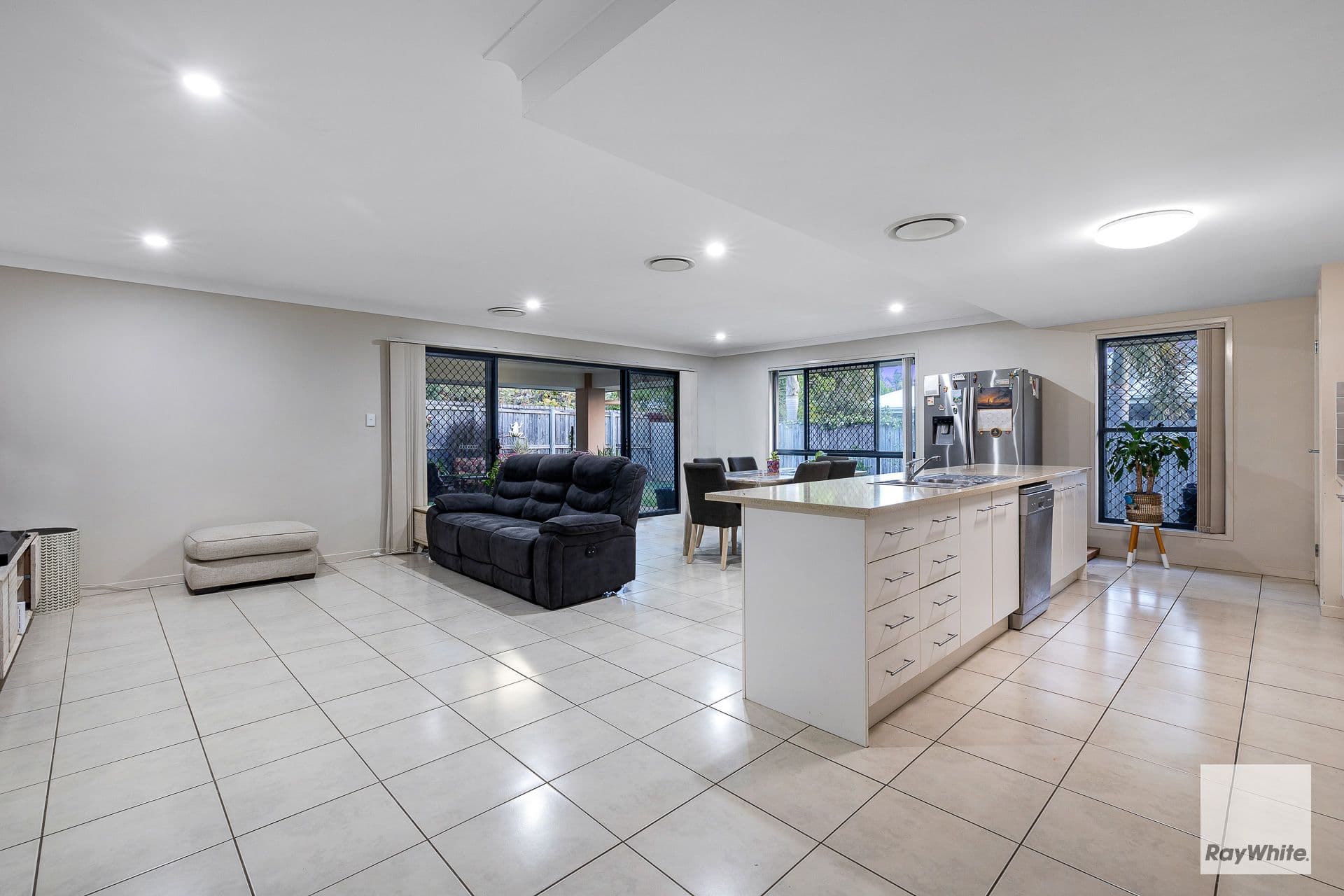 11 Lois Place, Redland Bay QLD 4165, Redland Bay - Thumbnail 2