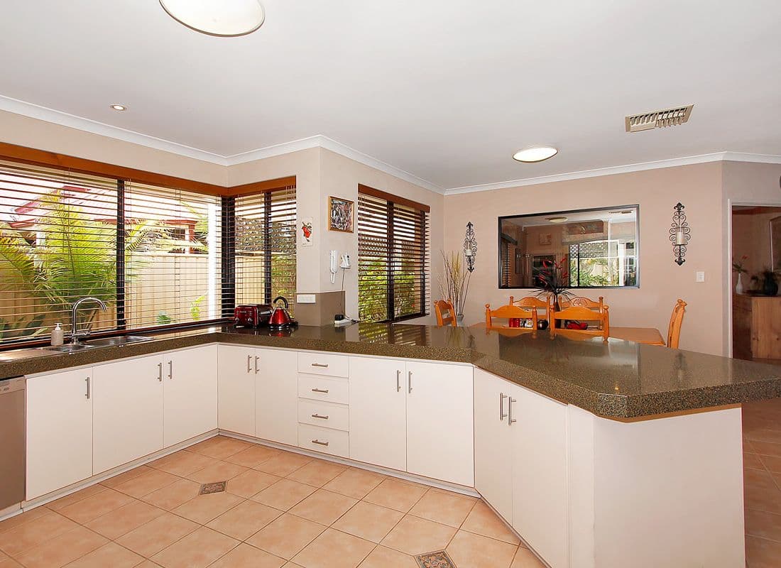 8 Roebuck Avenue, CANNING VALE WA 6155, Canning Vale - Thumbnail 2