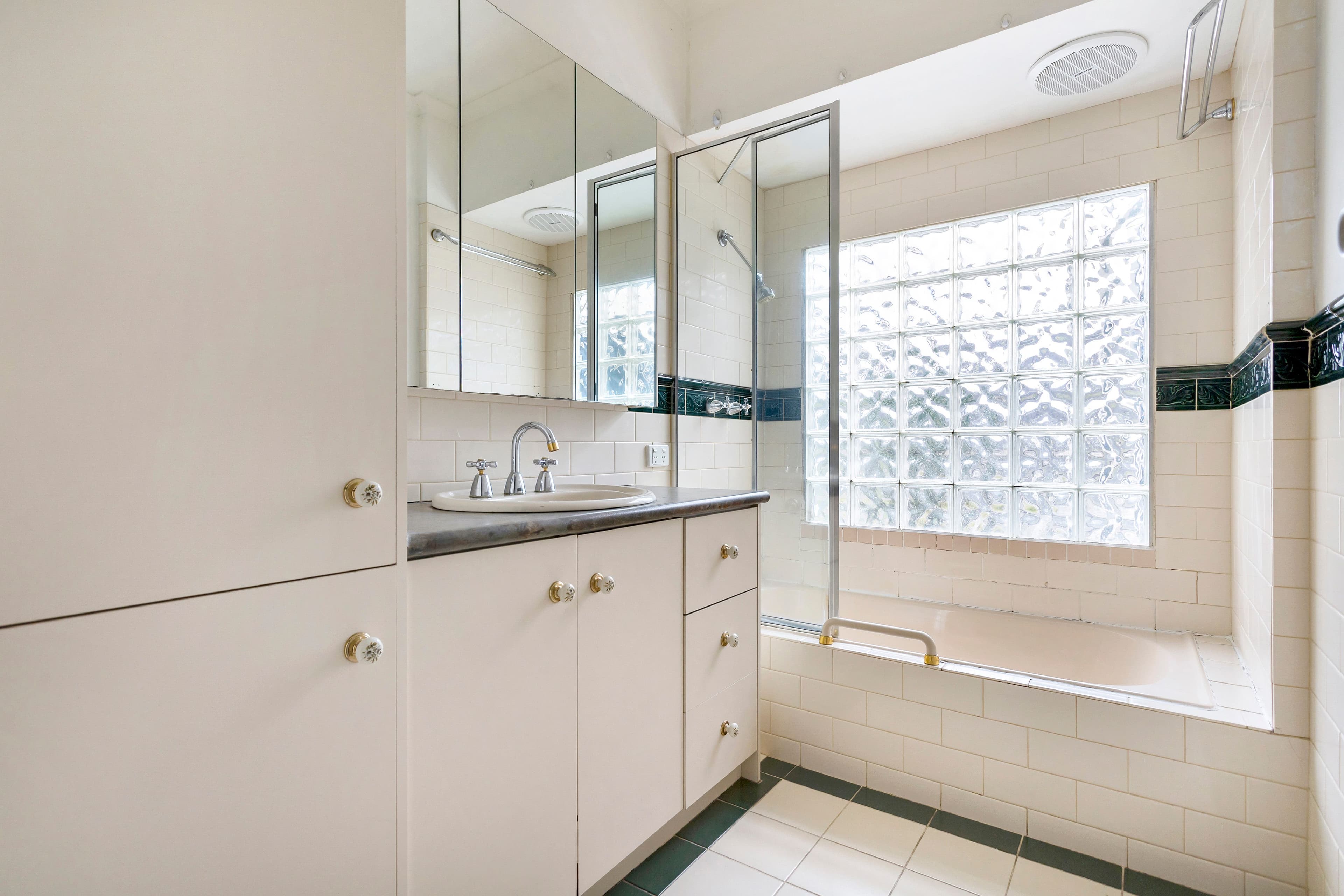 7 Weabra Court, Chadstone VIC 3148, Chadstone - Thumbnail 4