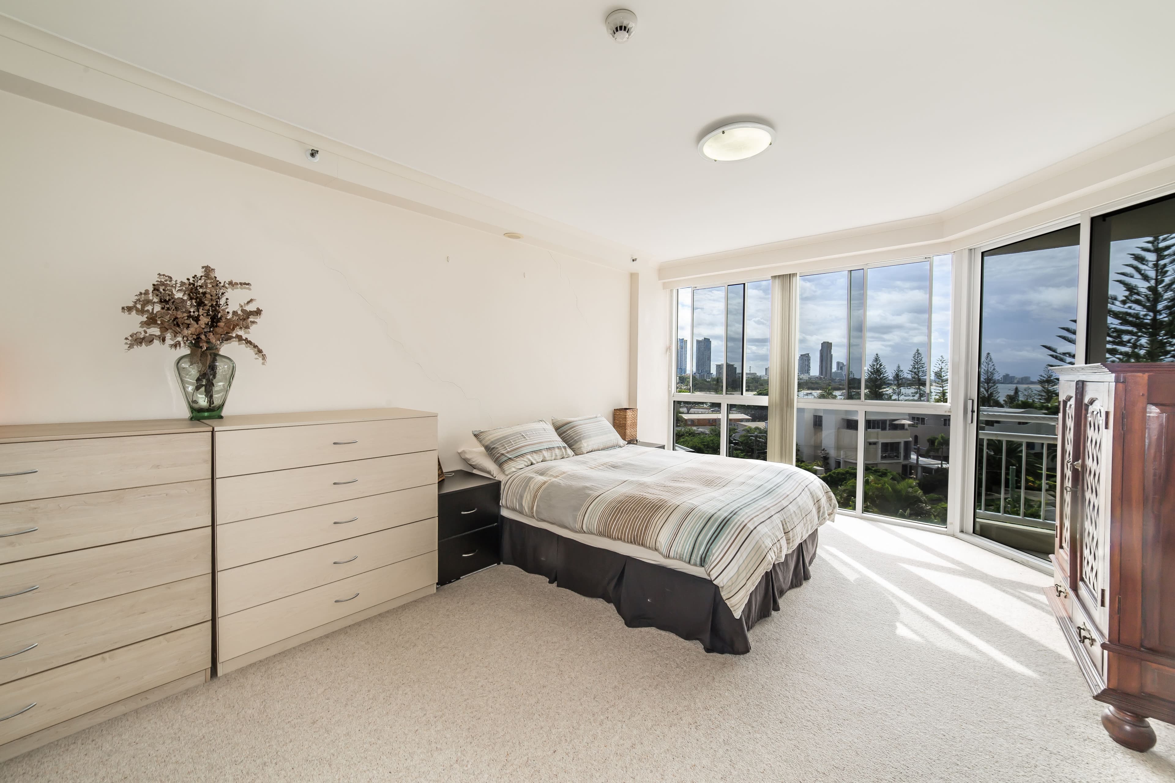 11 Hughes Avenue, Main Beach QLD 4217, Main Beach - Thumbnail 4