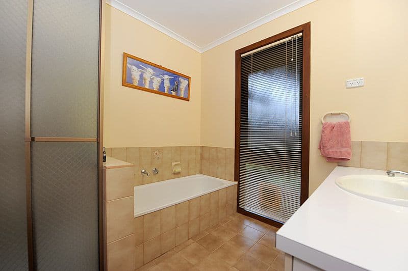 1 Cornelius Drive, WANTIRNA SOUTH VIC 3152, Wantirna South - Thumbnail 8