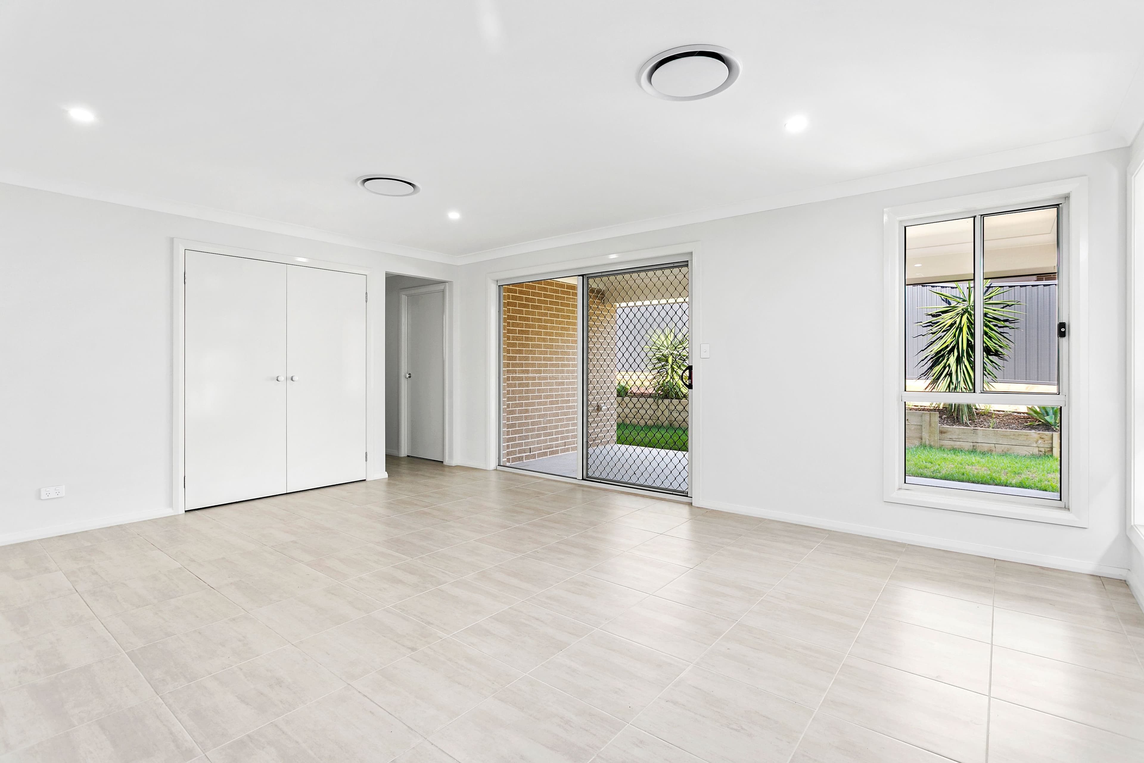 10 Dymock Drive, Calderwood - Thumbnail 3