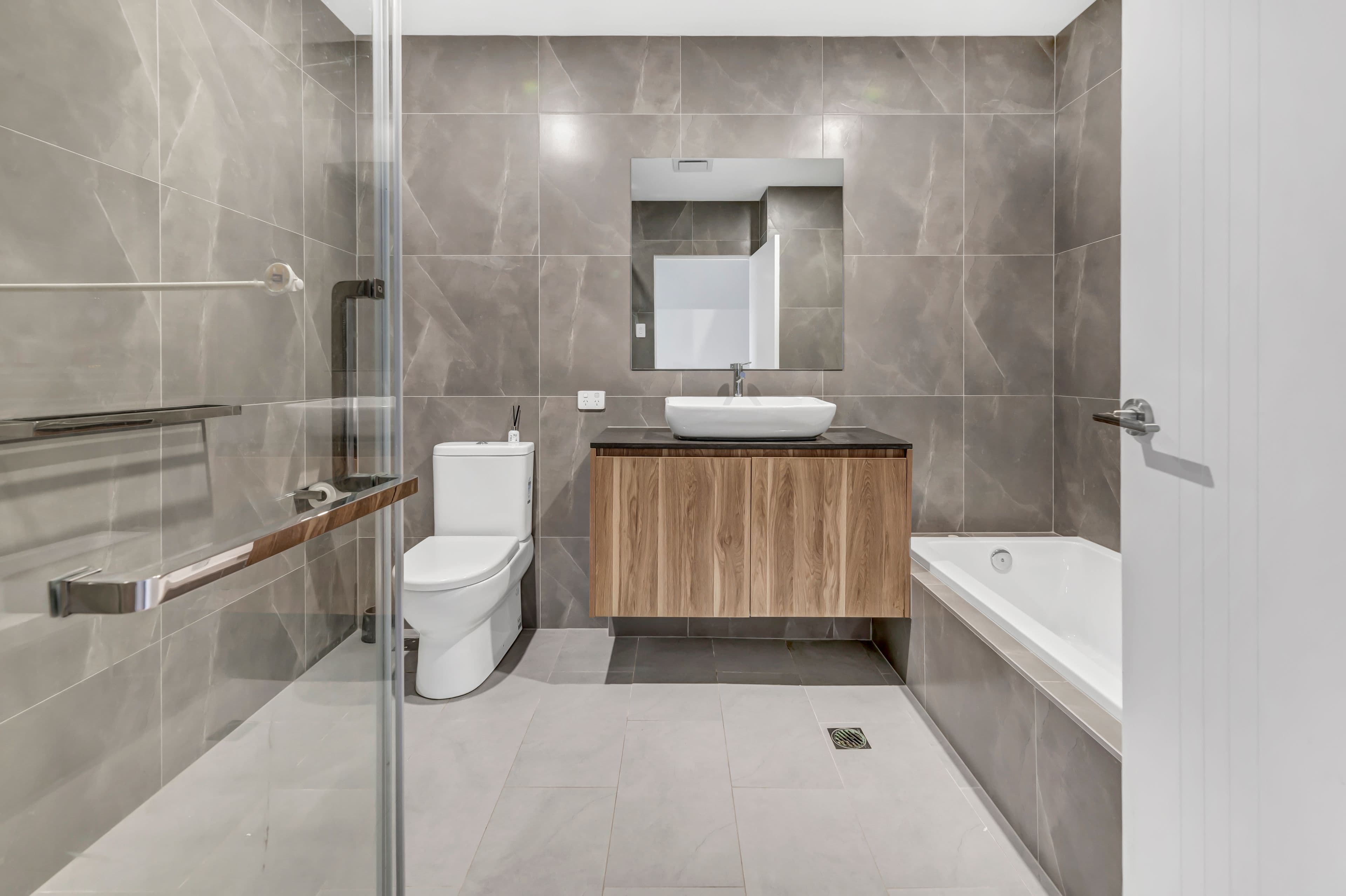 5 Enid Avenue, Southport QLD 4215, Southport - Thumbnail 8