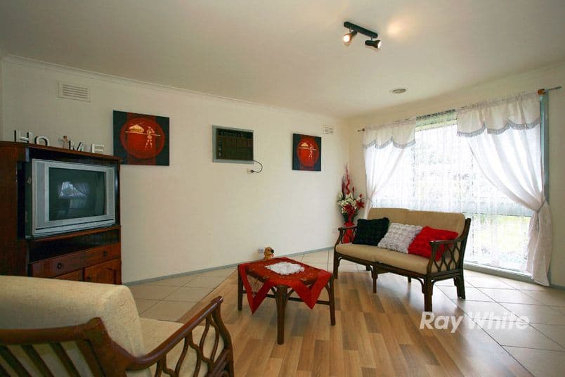 11 Clairmont Avenue, CRANBOURNE VIC 3977, Cranbourne - Thumbnail 2