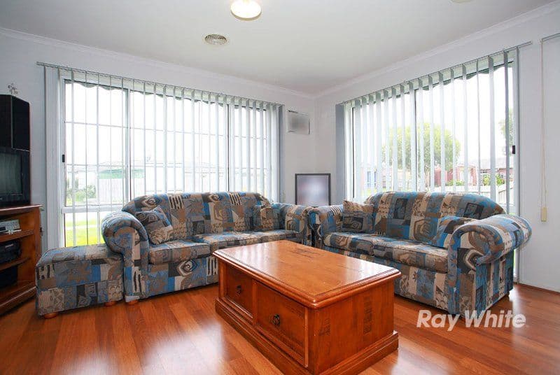 31 Linda Drive, CRANBOURNE VIC 3977, Cranbourne West - Thumbnail 2