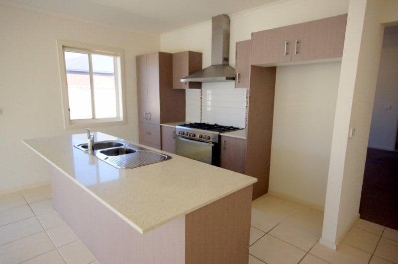 8 Delphinium Road, PAKENHAM VIC 3810, Pakenham - Thumbnail 2