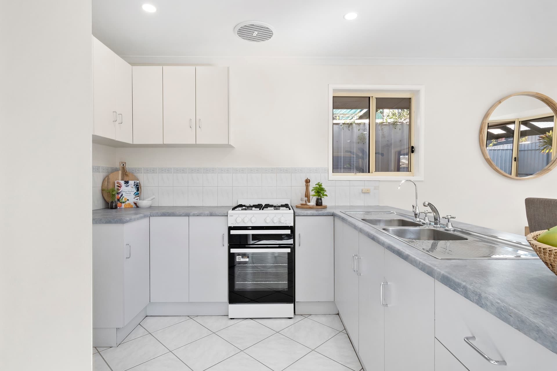 18 Glenview Grove, Seaford Rise - Thumbnail 4