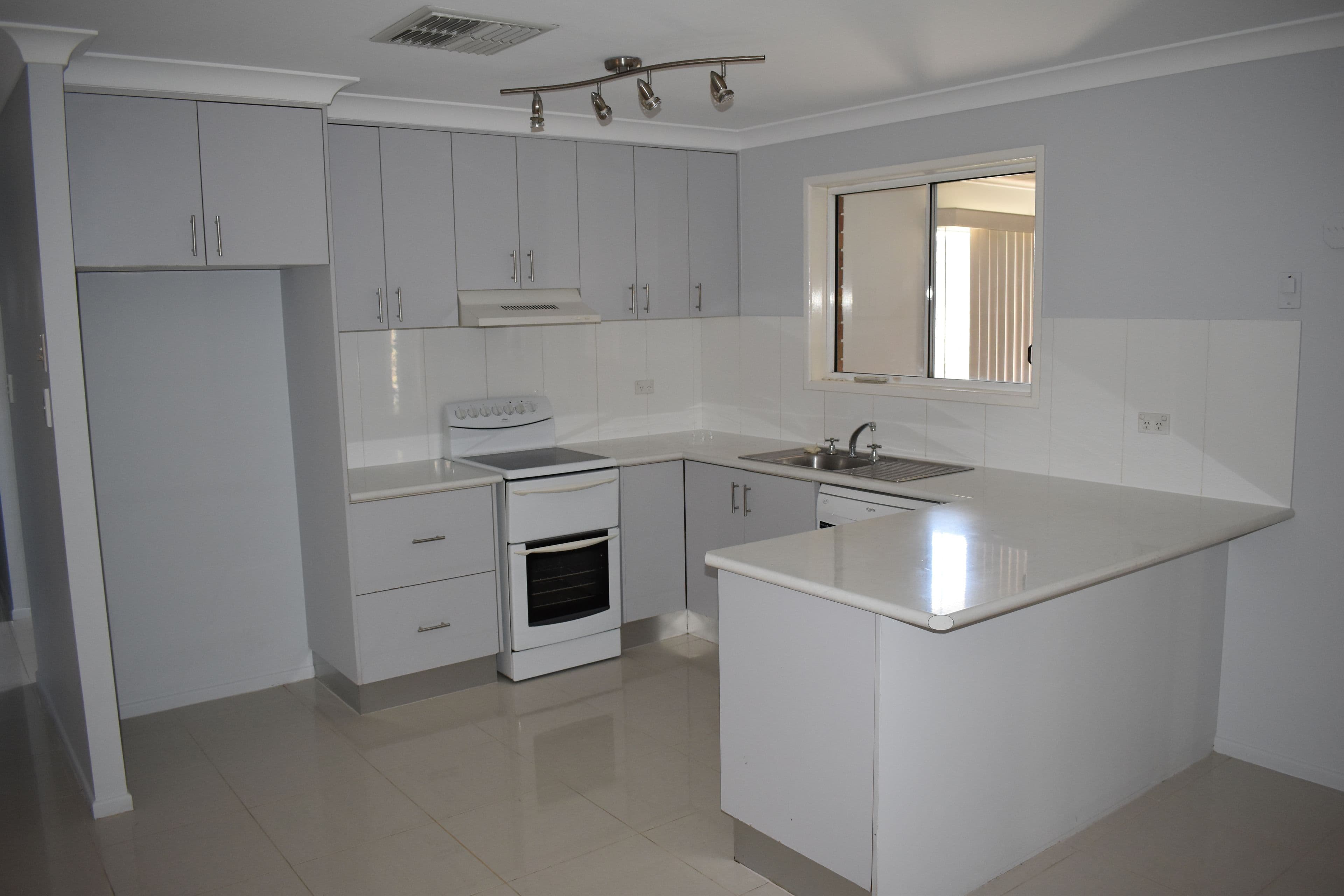 8 Crozier Crescent, Emerald QLD 4720, Emerald - Thumbnail 2