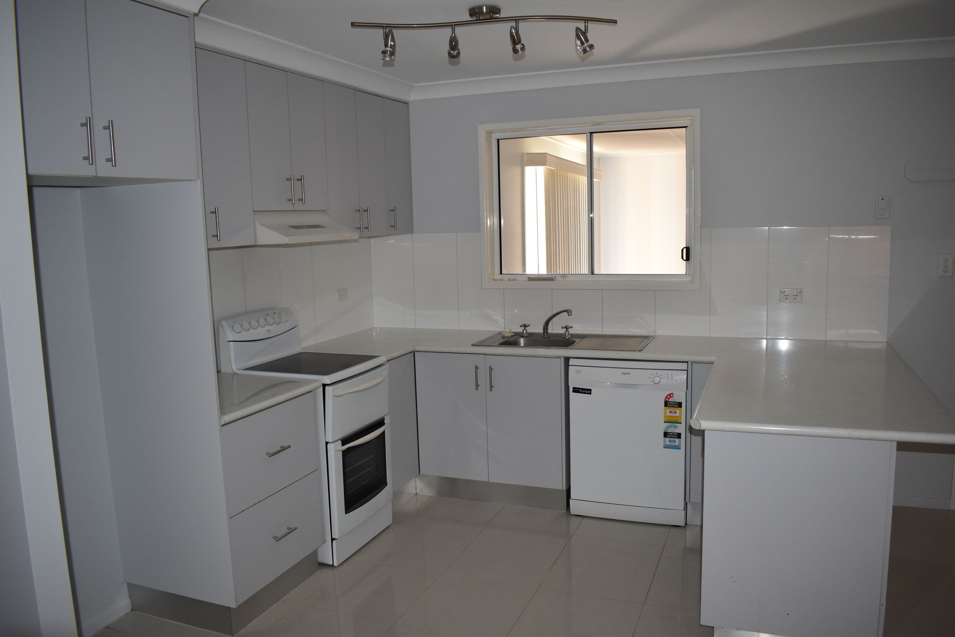 8 Crozier Crescent, Emerald QLD 4720, Emerald - Thumbnail 3