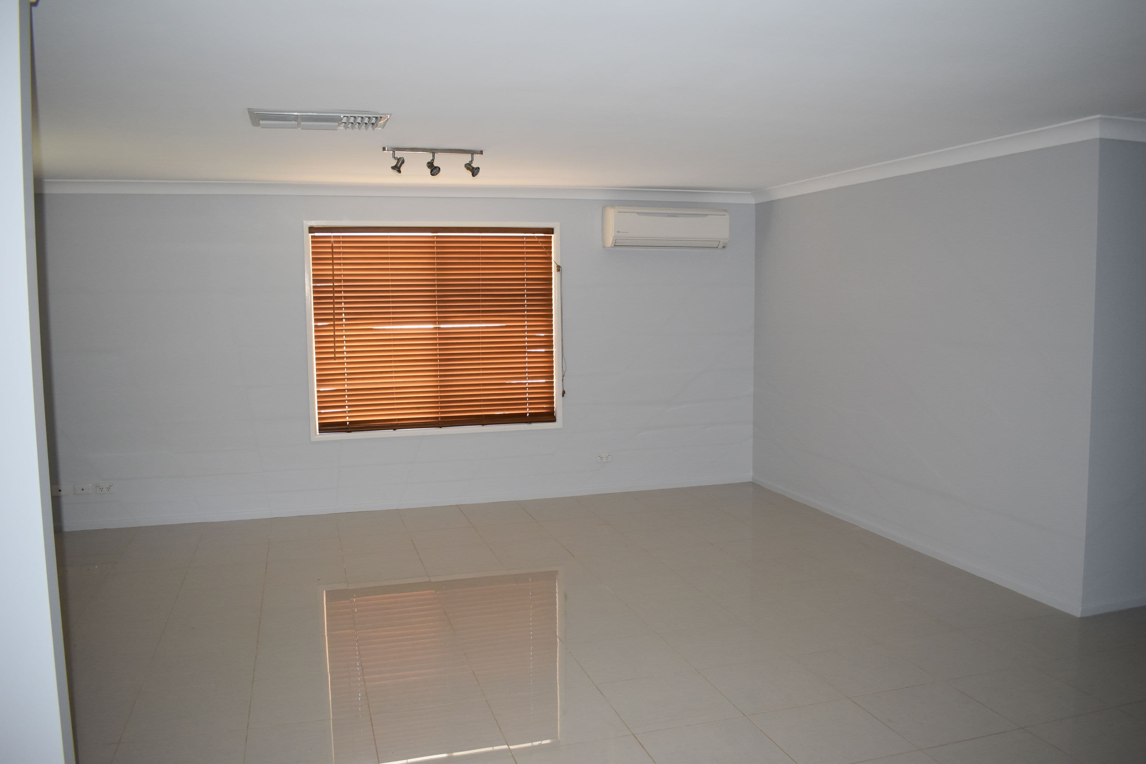 8 Crozier Crescent, Emerald QLD 4720, Emerald - Thumbnail 4