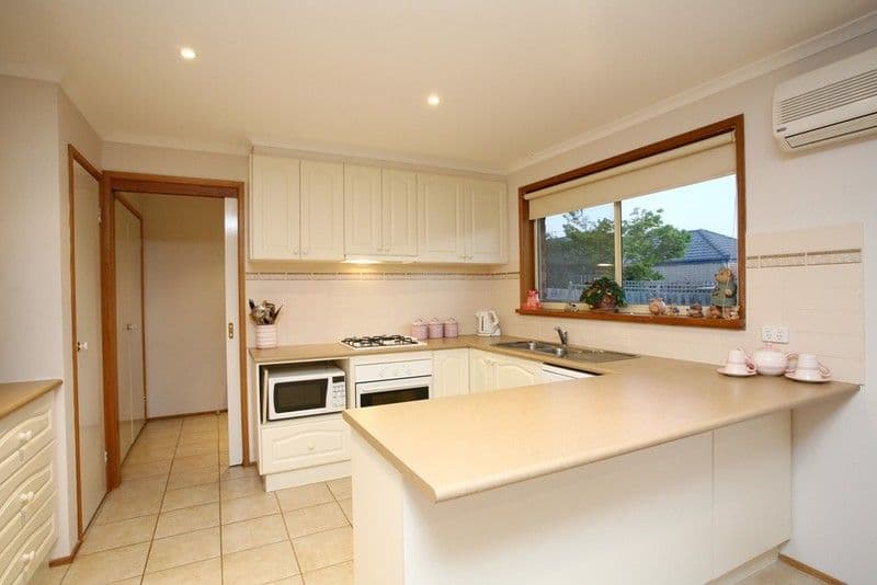 27  Warrawong Drive, BERWICK VIC 3806, Berwick - Thumbnail 4