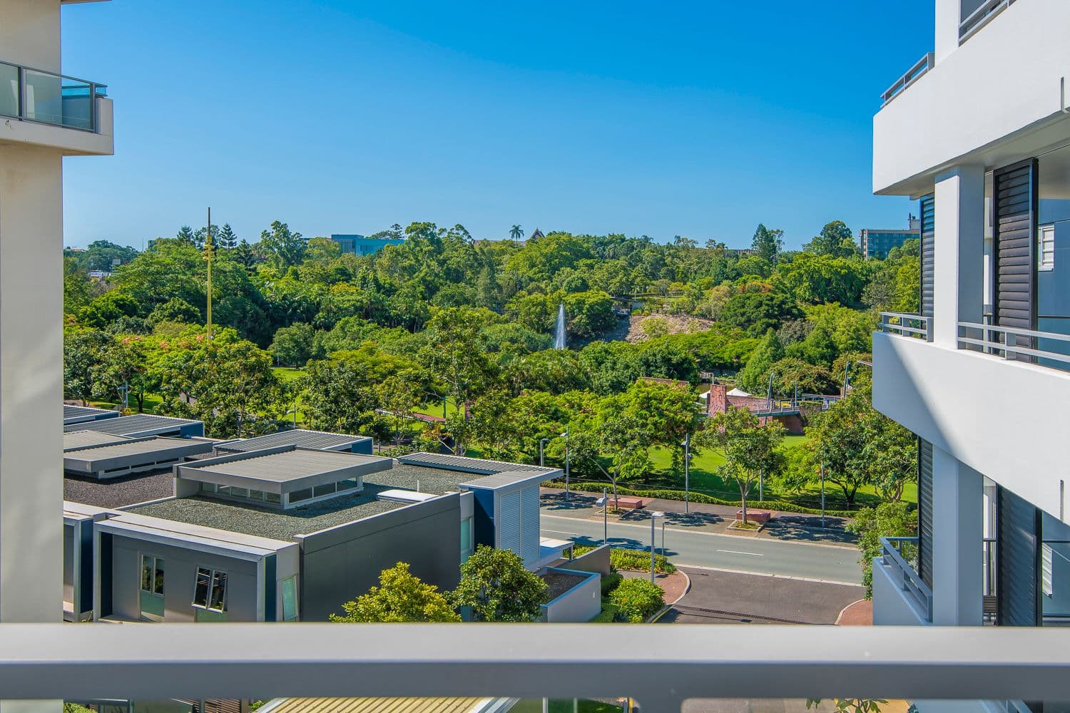 3 Parkland Boulevard, BRISBANE CITY QLD 4000, Brisbane City - Thumbnail 2