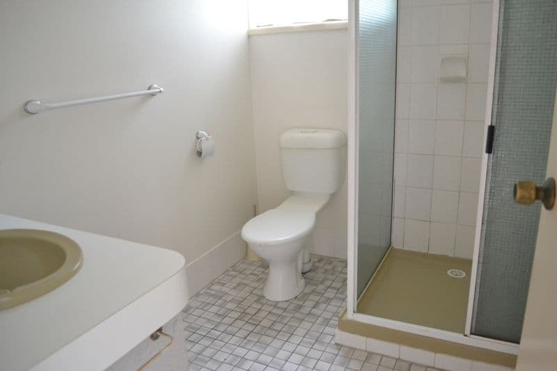 Unit 4, 8 Elma Street, COOEE BAY QLD 4703, Cooee Bay - Thumbnail 3