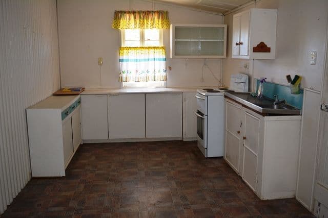42 Thistle Street, Blackall QLD 4472, Blackall - Thumbnail 2