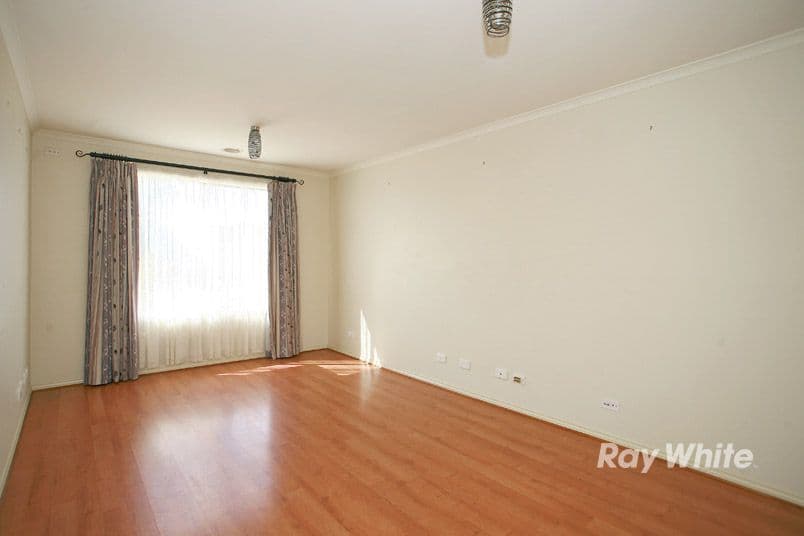 9 Mossman Drive, CRANBOURNE EAST VIC 3977, Cranbourne East - Thumbnail 2