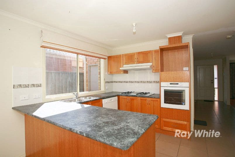 9 Mossman Drive, CRANBOURNE EAST VIC 3977, Cranbourne East - Thumbnail 4