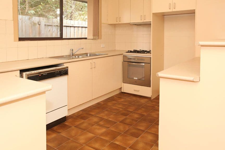 28 Blackwood Drive, WHEELERS HILL VIC 3150, Wheelers Hill - Thumbnail 2